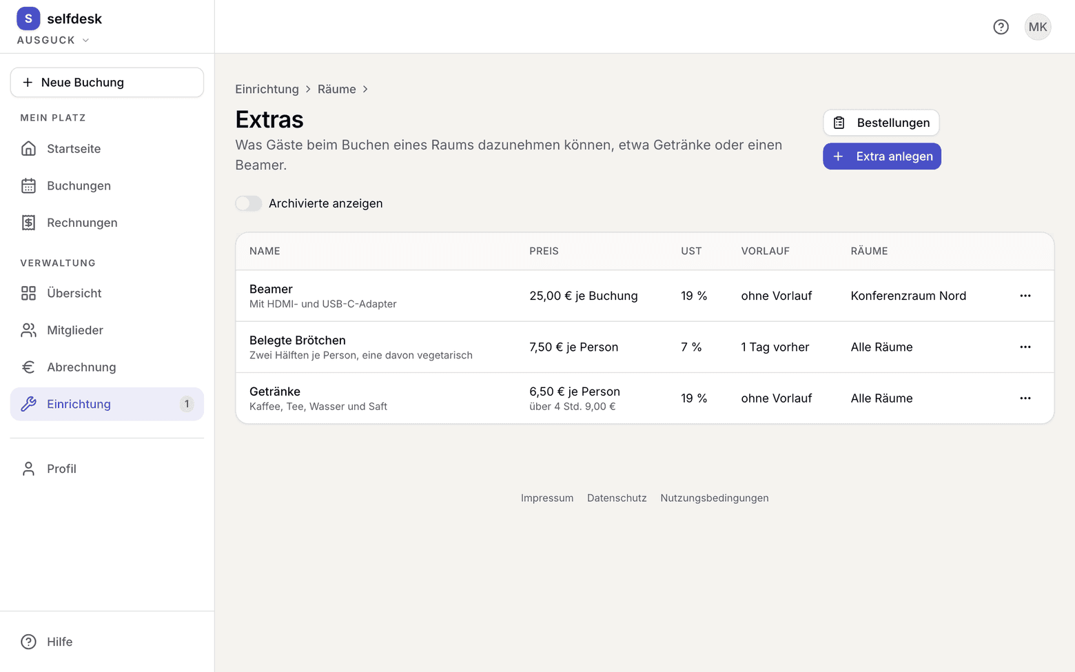 Seite Extras mit drei Extras, ihren Preisen, Steuersätzen, Vorlauf und Räumen