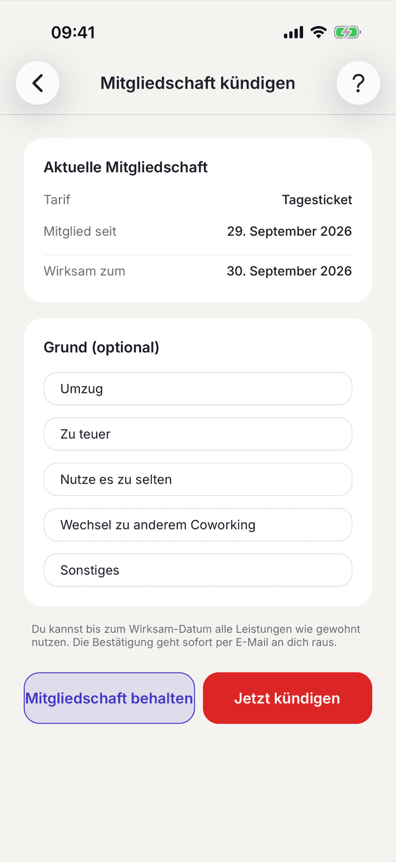 Kündigen in der App: Tarif, Mitglied seit, „Wirksam zum“ mit dem Monatsende, darunter ein optionaler Grund und der Knopf „Jetzt kündigen“